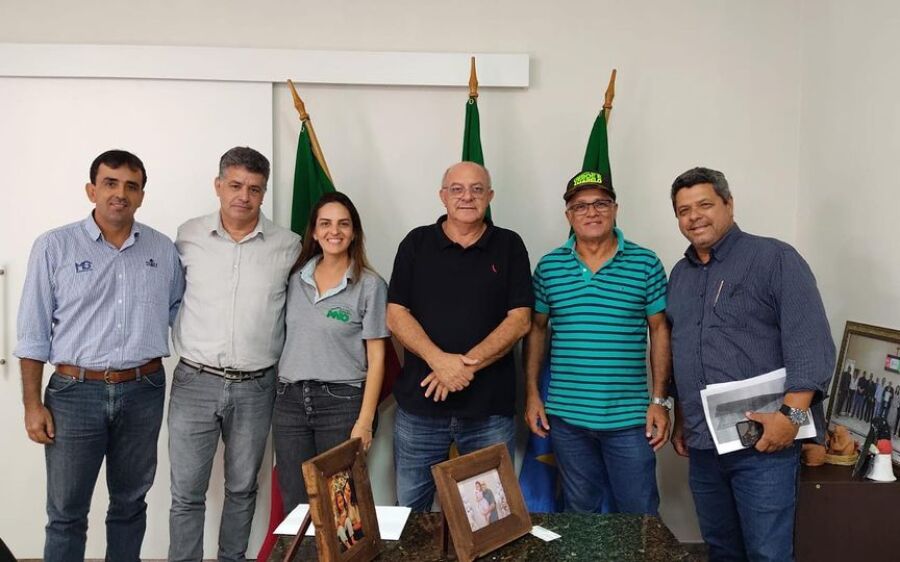 Prefeito Réus se reúne com assessor do Vice-Governador e comissão de produtores do  Pindaivão