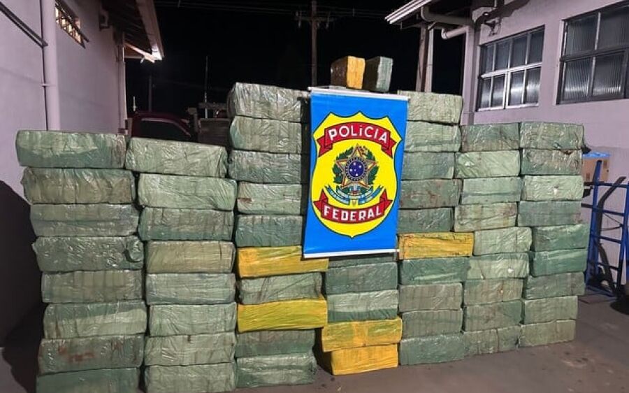 Homem é preso por transportar mil quilos de maconha em carroceria de camionete