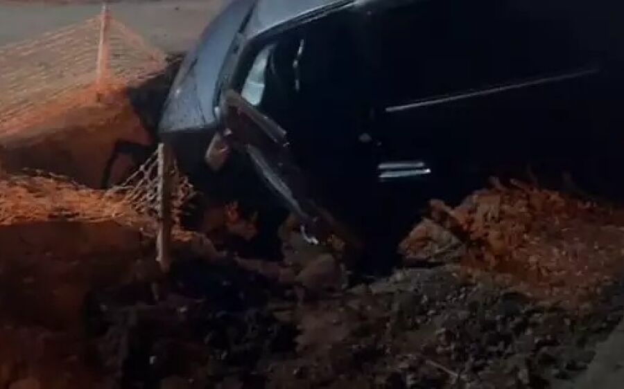 Após esfaquear desafeto em bar, homem foge e cai com carro em buraco