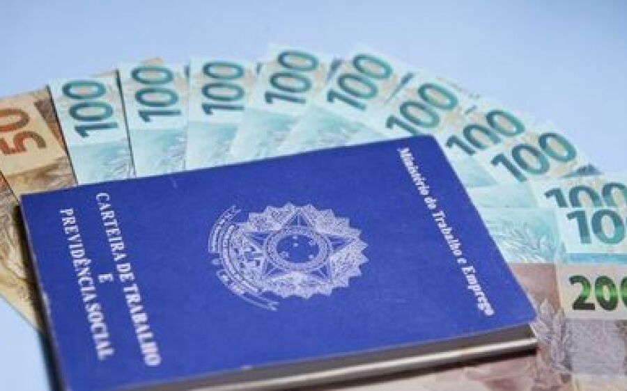 Salário mínimo e aposentadorias terão ao menos 4,4% de  aumento em 2024