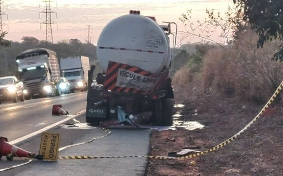 Motorista fica preso às ferragens após colisão com carreta tanque na BR-262
