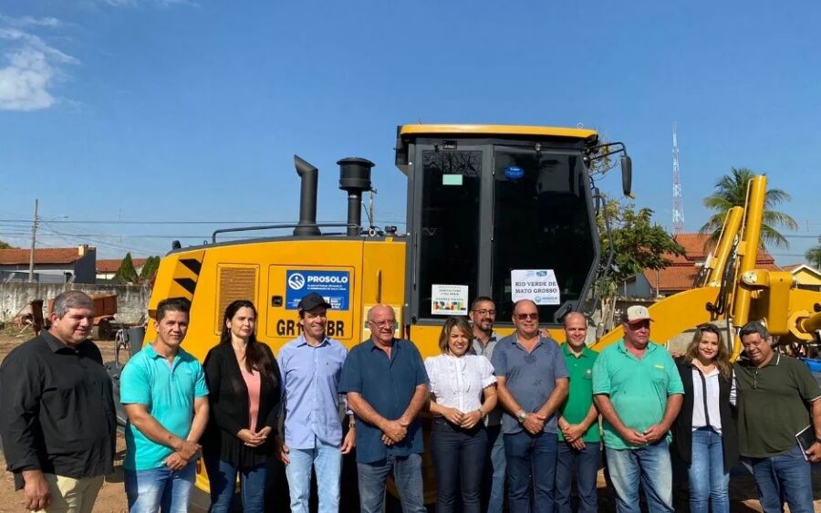 Vereadores da Câmara de Rio Verde participam da entrega de motoniveladora para Secretaria  de Obras 