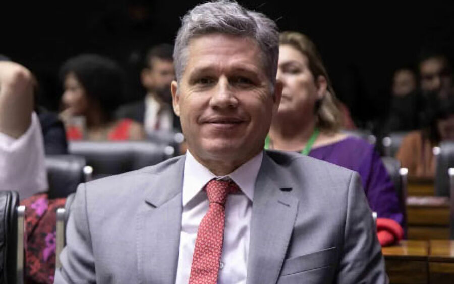 Meta é fortalecer agricultura familiar, diz ministro ao  desembarcar em MS