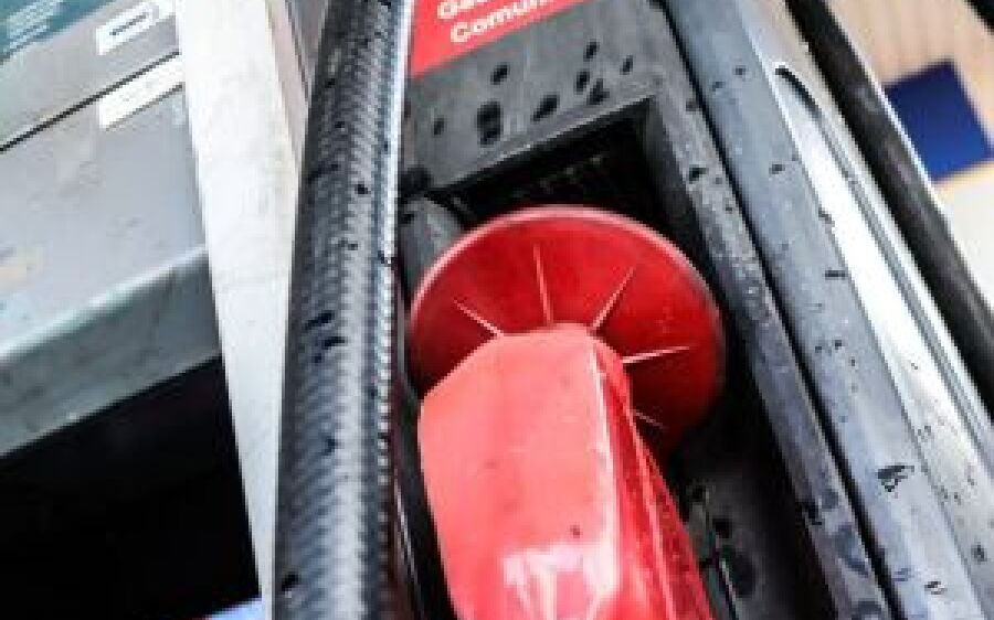 Gasolina fica R$ 0,13 mais  barata e etanol cai R$ 0,23