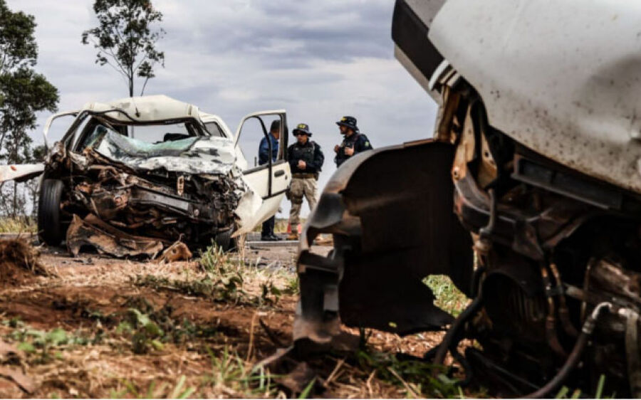Motorista que morreu na BR-262 bateu em van oficial do Estado com três servidores
