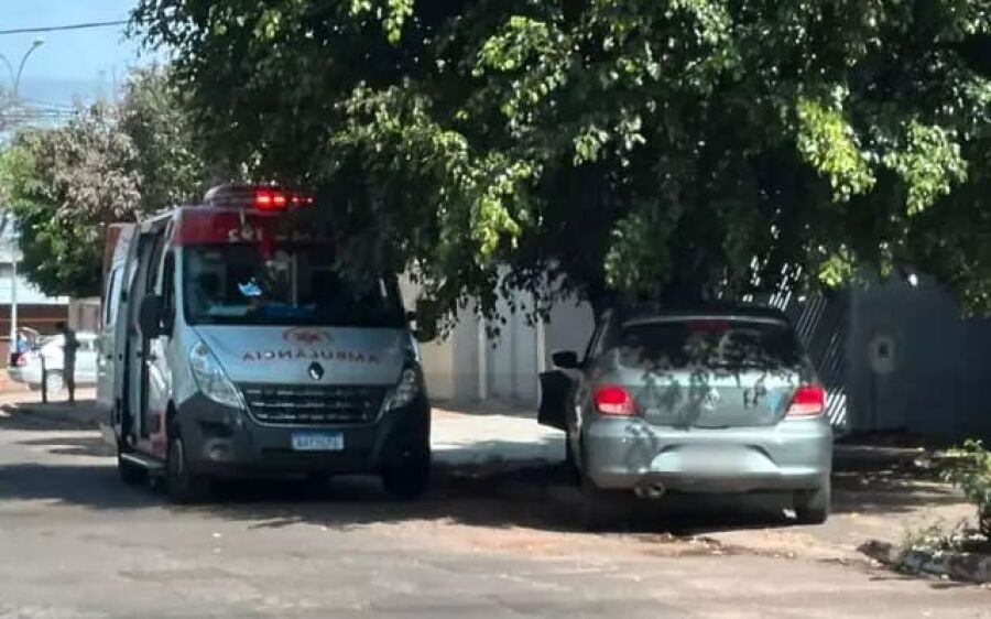 Condutor tem mal súbito e bate carro em árvore na Capital