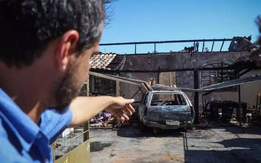 Incêndio criminoso destrói casa e para família restou apenas cuidar de filhotes na Capital