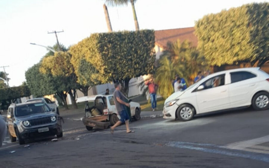 Motorista de Uno invade preferencial e causa acidente com três veículos em Coxim