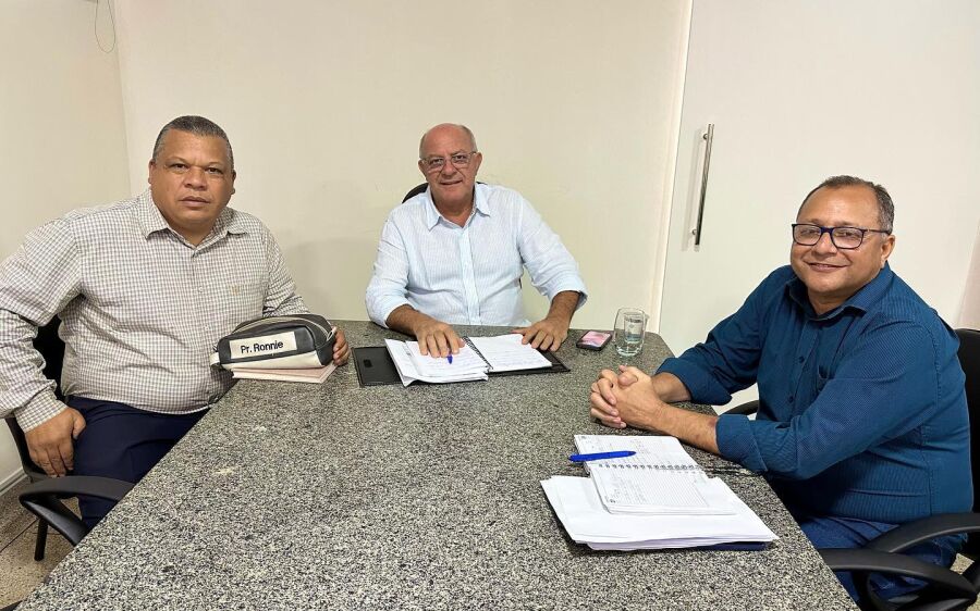 Prefeito recebe Pastor Ronie da Igreja Evangélica Assembleia de Deus e debatem parceria em evento 