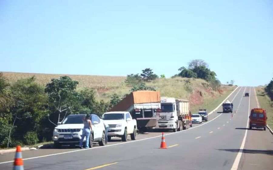 Motorista tem crise de hipoglicemia e cai com caminhão em barranco