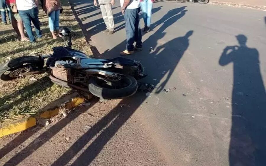 Motociclista de 26 anos bate em ônibus e morre no hospital