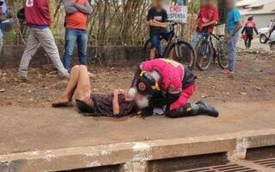 Moradora de rua é  esfaqueada e socorrida  ensaguentada em calçada