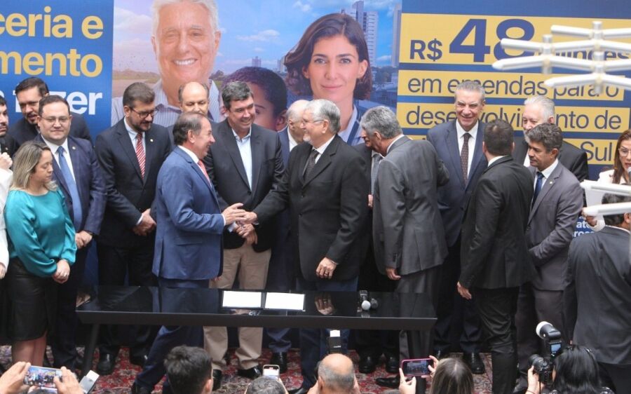 Zeca assina R$ 2 milhões em emendas e terá mais R$ 6 milhões de Vander e Camila