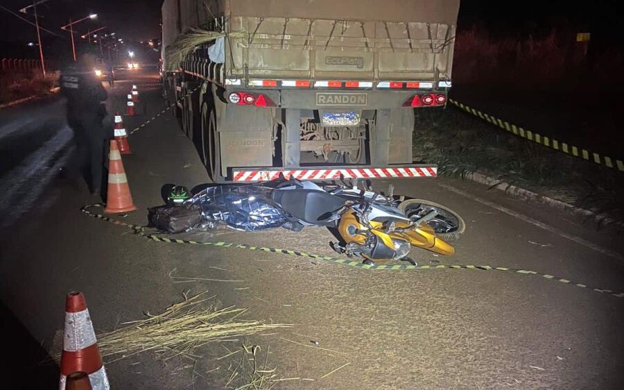 Jovem motociclista morre após colidir violentamente em carreta estacionada