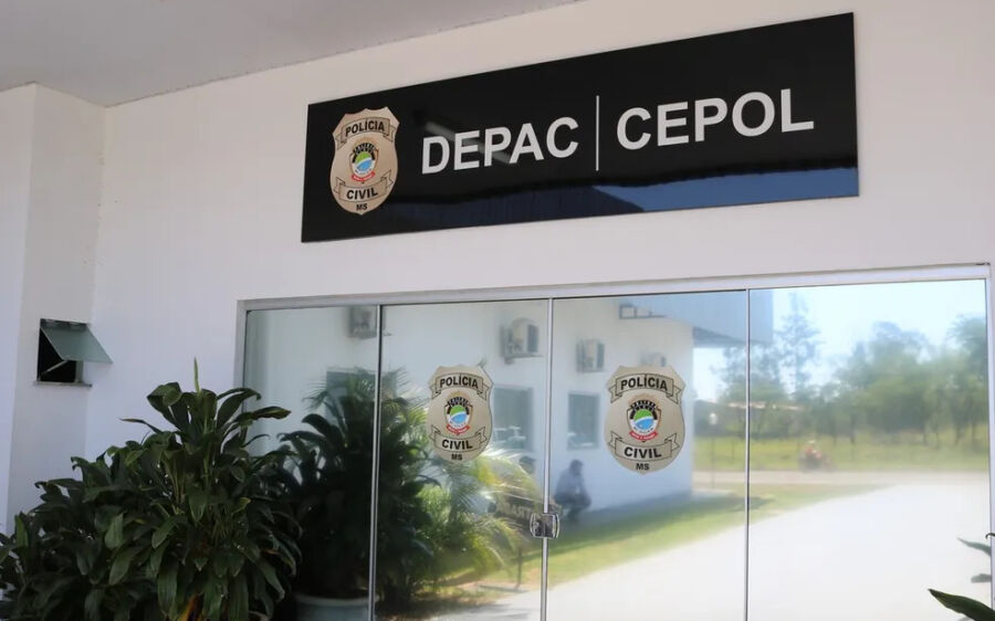 Homem vai à polícia agradecer por moto recuperada de roubo e acaba preso por estar pilotando bêbado