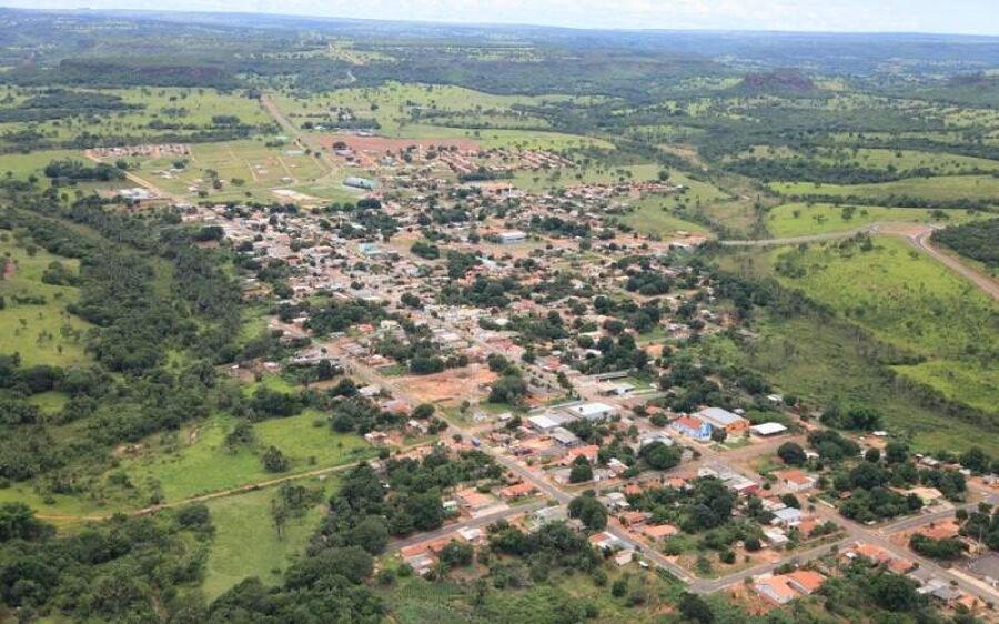 Bebê de três meses morre após colisão entre carro e carreta