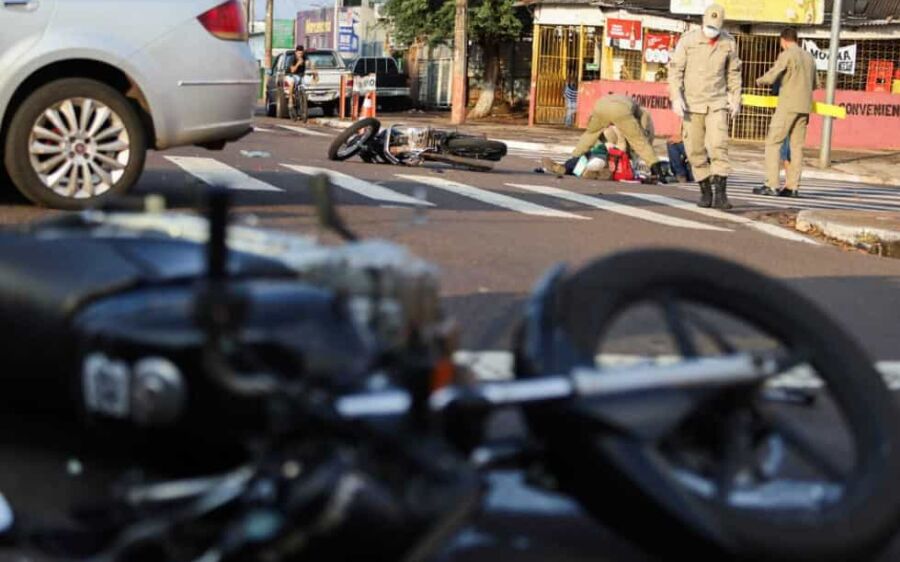 Acidente deixa motociclistas feridos e interdita trecho de avenida, em Campo Grande