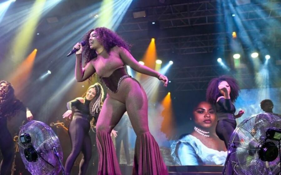 Pela primeira vez em MS, Iza canta sucessos para 24 mil pessoas