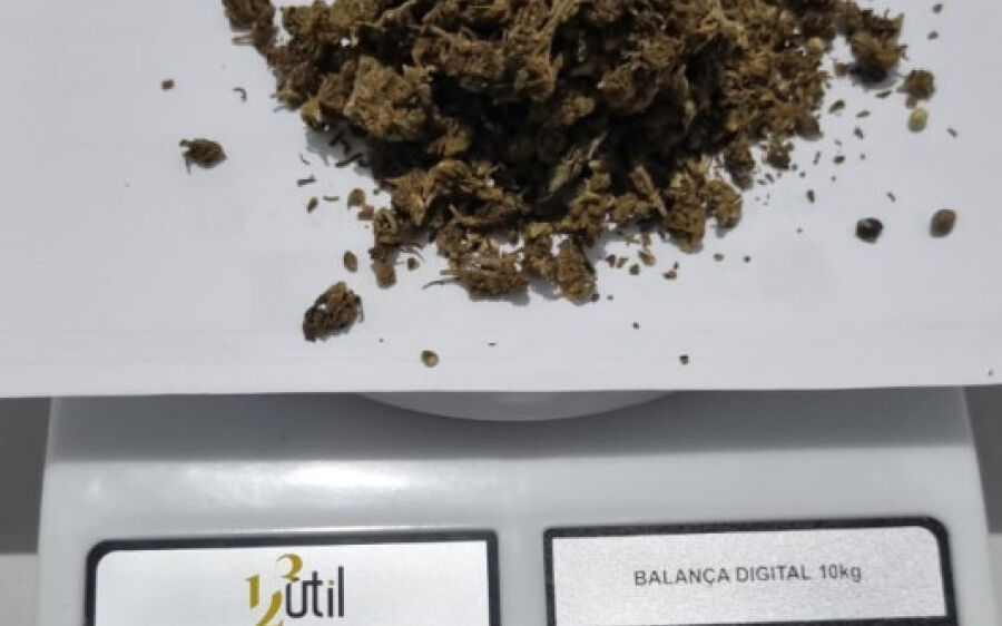 Jovem é detido portando drogas para consumo pessoal