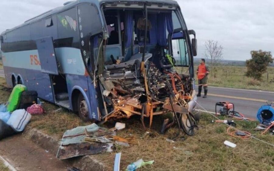 Superlotado, ônibus atinge caminhão, motorista morre e três ficam feridos na MS-040