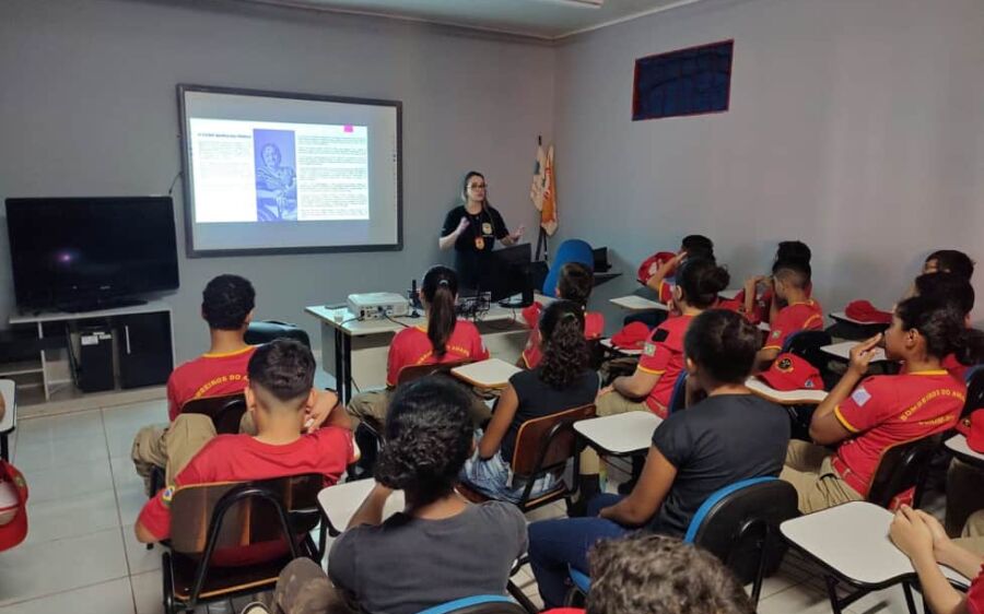 Alunos do projeto Bombeiro Mirim recebem palestra sobre violência doméstica em Coxim