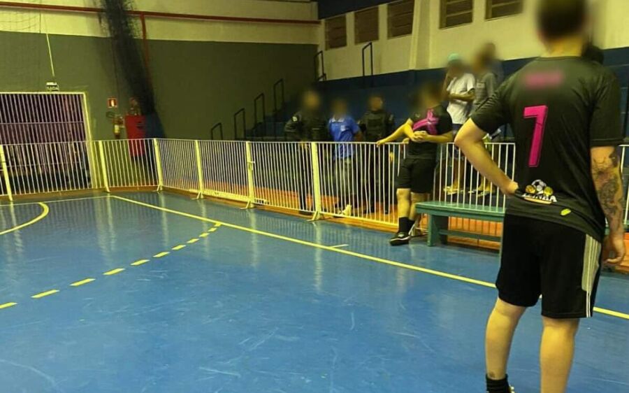 Jovem é preso ao chamar árbitro de preto em jogo de futsal na Capital