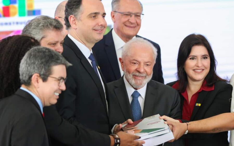 Erraremos menos na gestão do país ouvindo o que o povo pensa, diz Lula