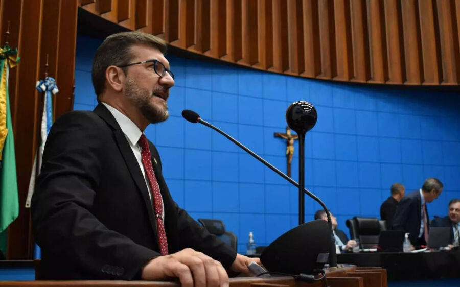 Kemp diz ser vítima de fake news, pede votação de projeto e dispara xingamentos durante sessão