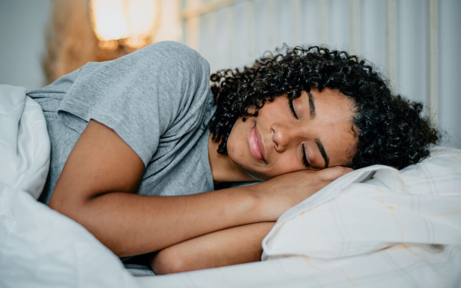 Lado que você dorme está ligado ao bem- estar no outro dia, diz pesquisa