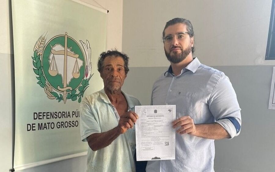 Após 65 anos sem existir, idoso pega a primeira certidão de nascimento
