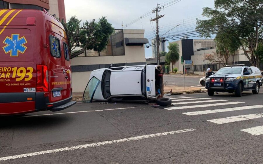Carro tomba após colisão em cruzamento na Capital