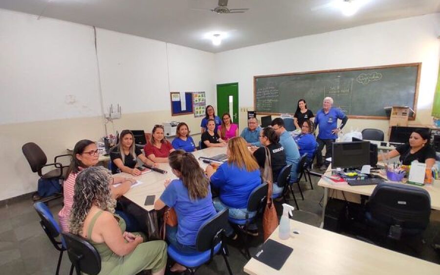Secretário Municipal de Educação reúne equipe para definir últimos detalhes do Desfile de 7 de Setem