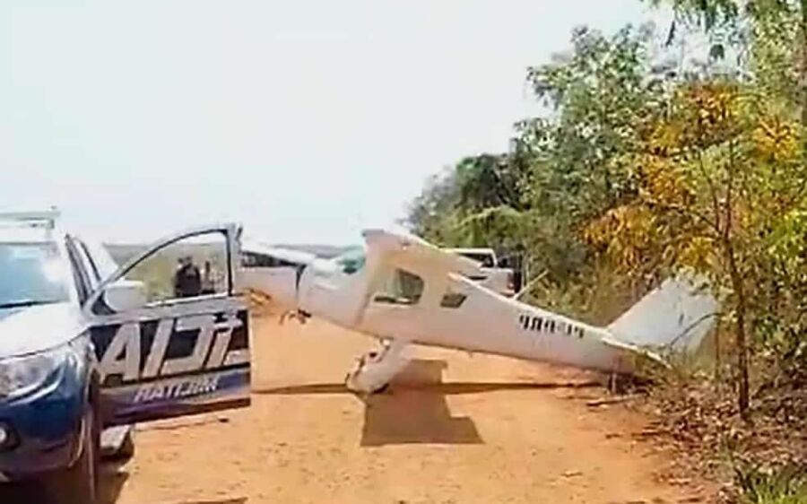 Avião de pequeno porte cai em área de mata após falha mecânica; ninguém se feriu gravemente