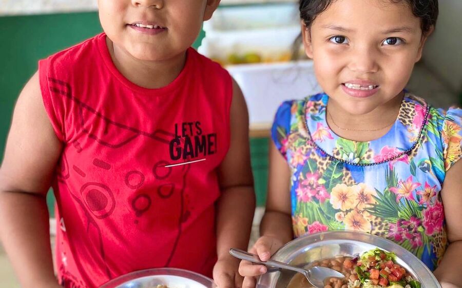 Alunos da Escola Crescêncio de Abreu experimentam Arroz Rio Verde e Frango Crocante como Merenda 