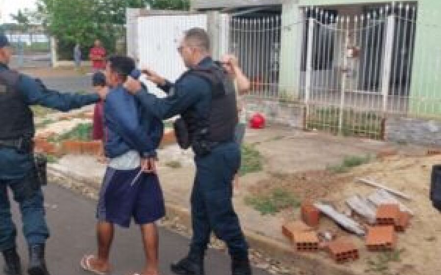 Após matar a facadas, acusado volta ao local do crime e é detido pelos amigos da vítima