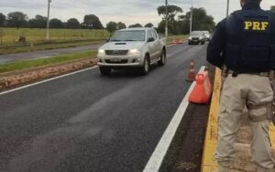 Boliviana é presa na BR-262 com 31 quilos de pasta base no corpo