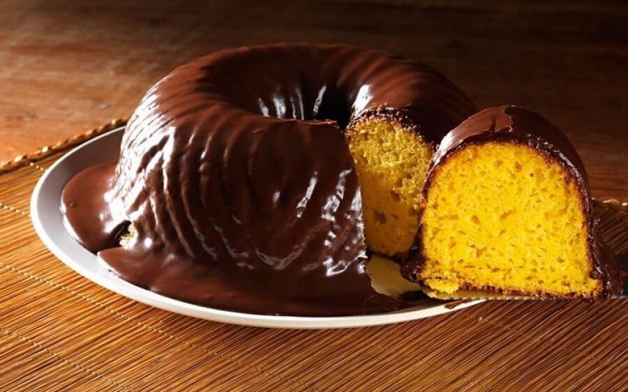 Bolo de cenoura com cobertura de chocolate