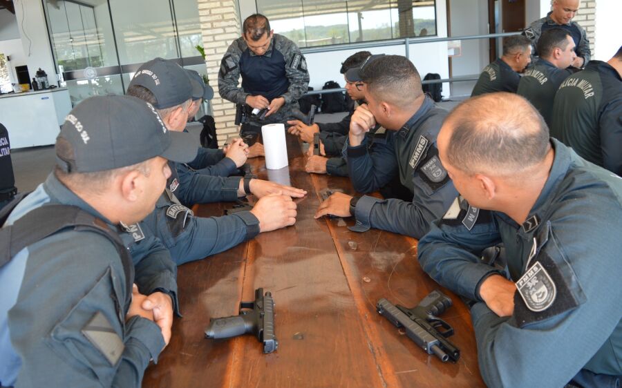 Policiais Militares do  5º Batalhão recebem  treinamento de alta qualidade da nova  pistola Beretta 
