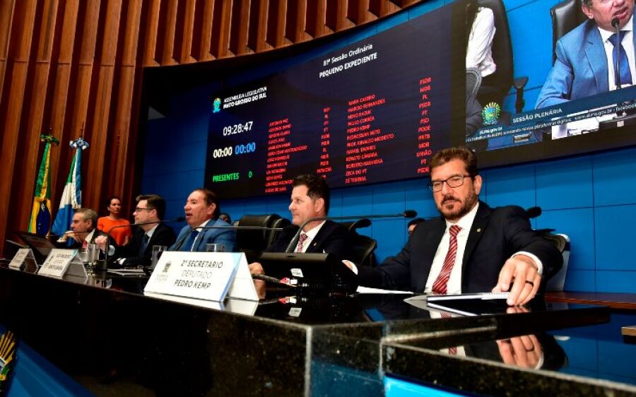 Ordem do Dia: Aprovada garantia de assentos próximos para crianças e pais