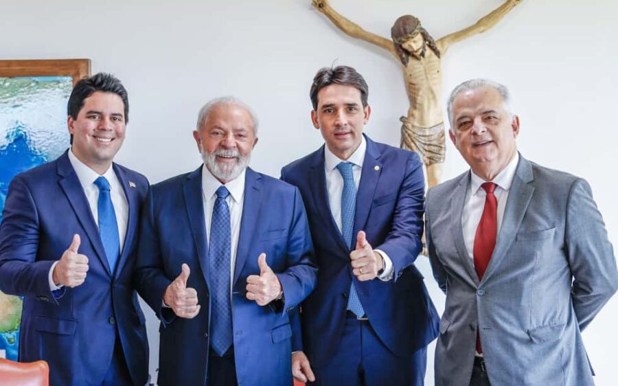 Lula dá posse a três  ministros e cria ministério para pequena empresa