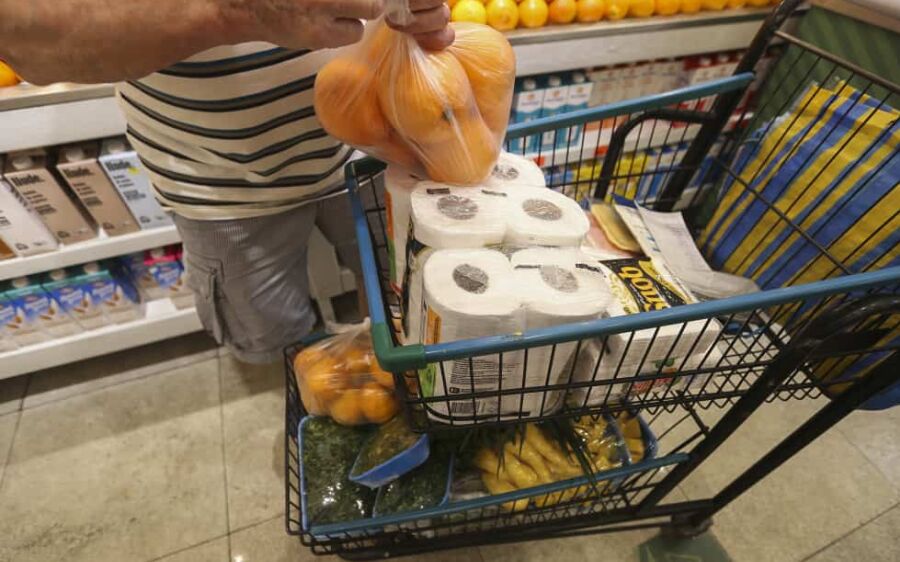 Alimentos e bebidas aliviam inflação para os mais pobres, aponta Ipea
