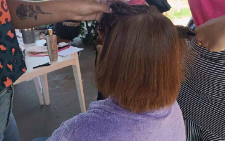 AAVC forma 12 cabeleireiras e atende 40 mulheres com tratamentos de beleza