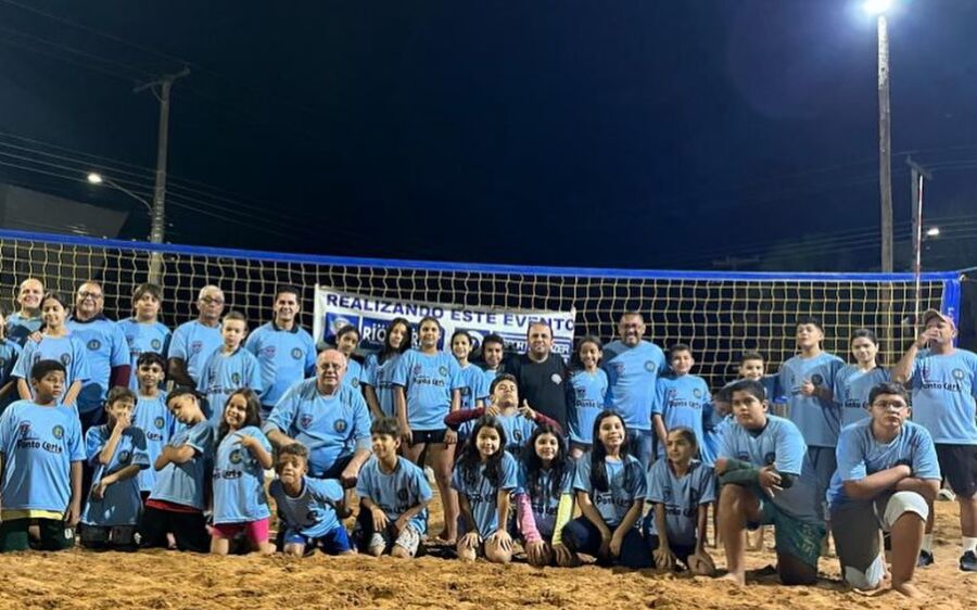 Prefeito Réus Fornari Prestigia Entrega de Uniformes para Escolinha de Vôlei de Praia em Rio Verde