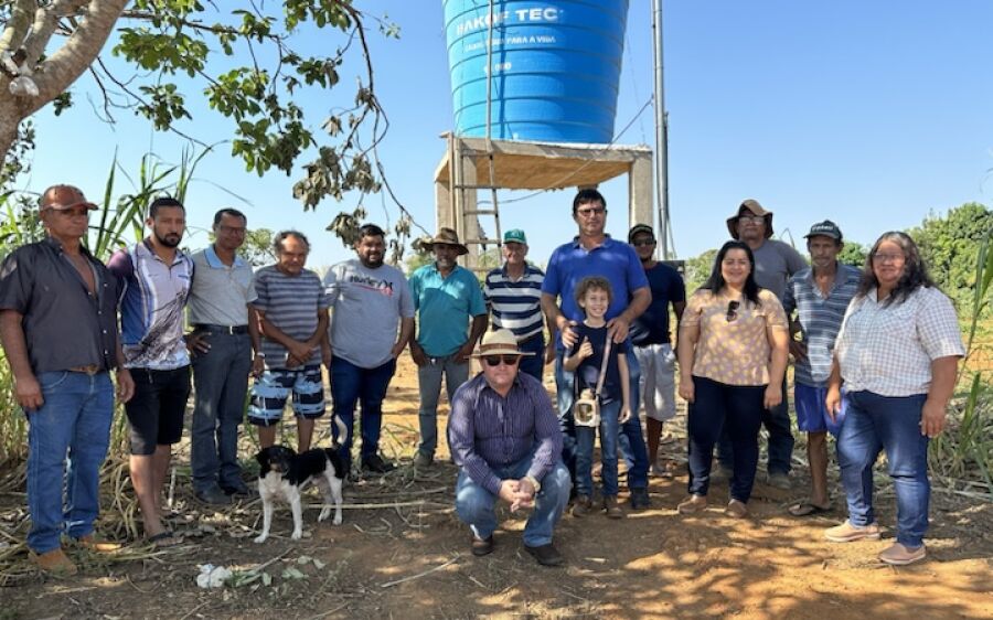 Instalação de poço com caixa d’água beneficia famílias na zona rural