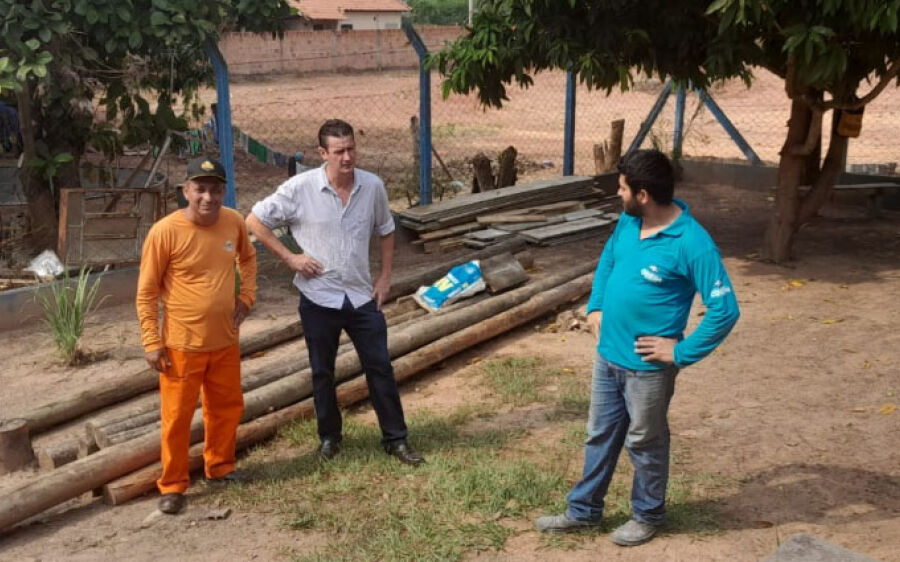 Ângelo gari acompanha  construção da sala de ampliação do Cras Nova Coxim 