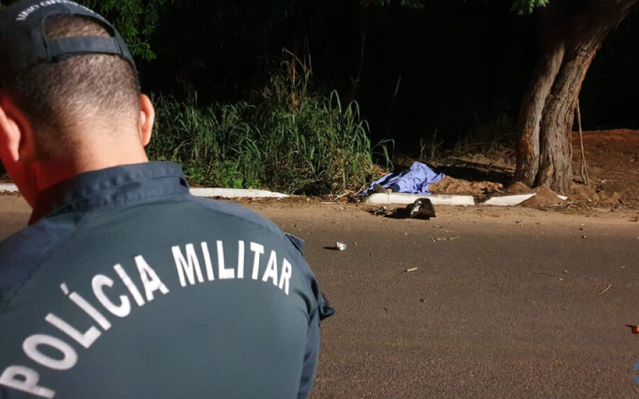 Motociclista morre ao colidir em árvore na Presidente Vargas