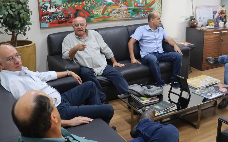 Prefeito Réus e autoridades municipais  discutem novos investimentos em asfalto com secretário  esta