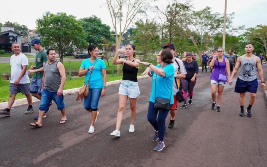 Caminhada com orientação em Libras dá visibilidade aos surdos e promove socialização