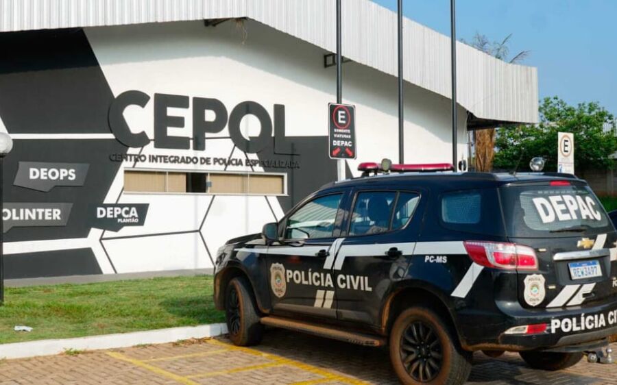 Após denúncia de violência doméstica, pai e filho são presos com drogas e armas