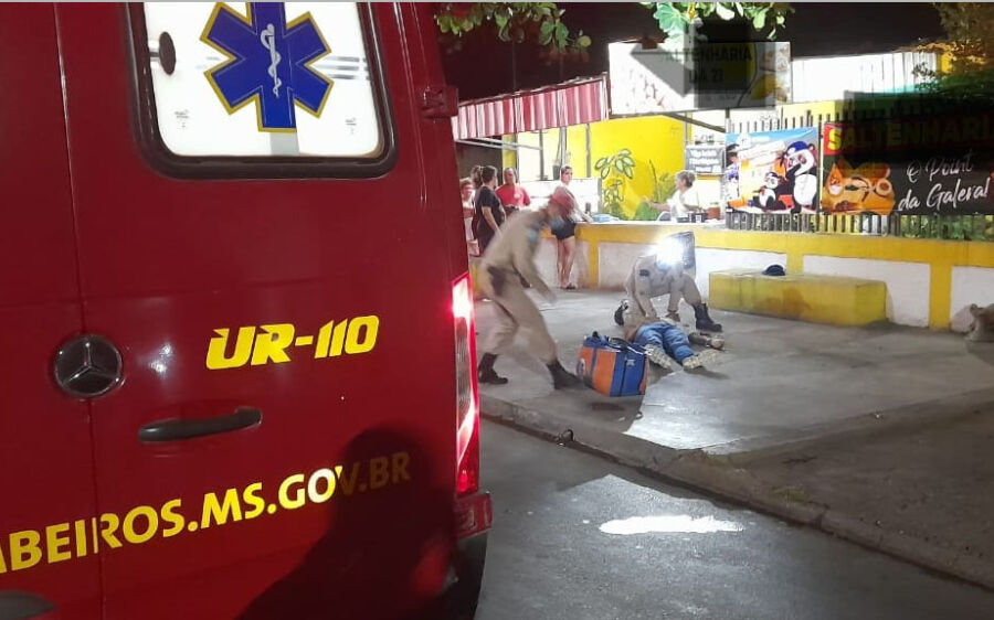 Rapaz é assassinado com 14 tiros na saída de boate por dupla em motocicleta em Corumbá
